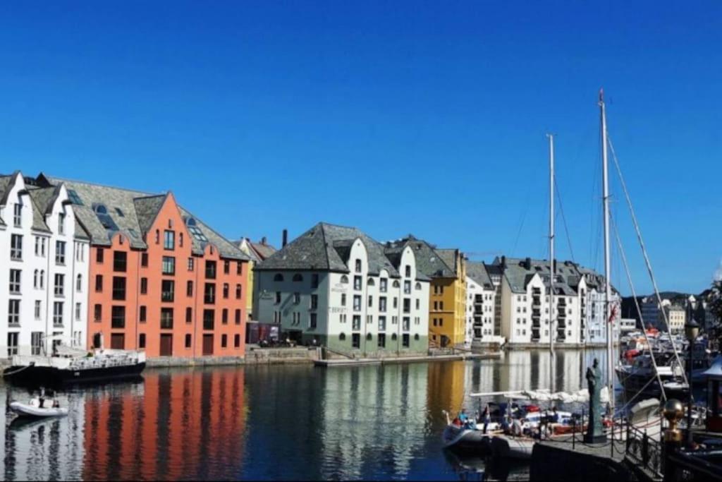 Free Parking Space, 2 Bed Room, Short Walk To Brosundet * Ålesund