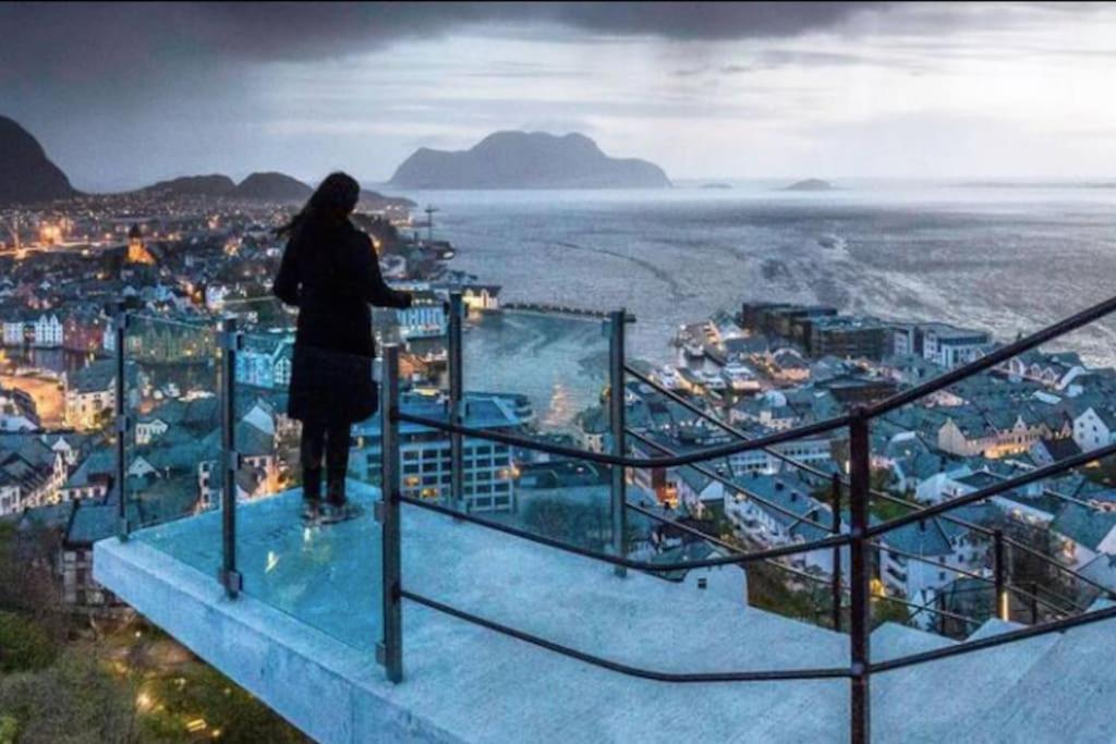 Free Parking Space, 2 Bed Room, Short Walk To Brosundet Ålesund