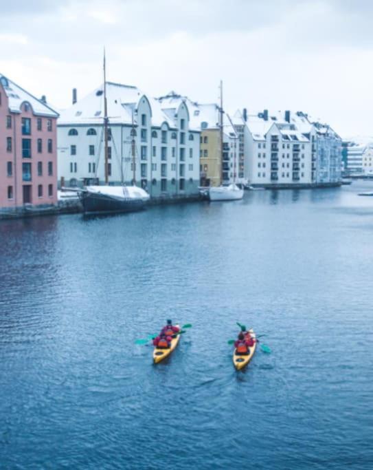 Free Parking Space, 2 Bed Room, Short Walk To Brosundet Apartment