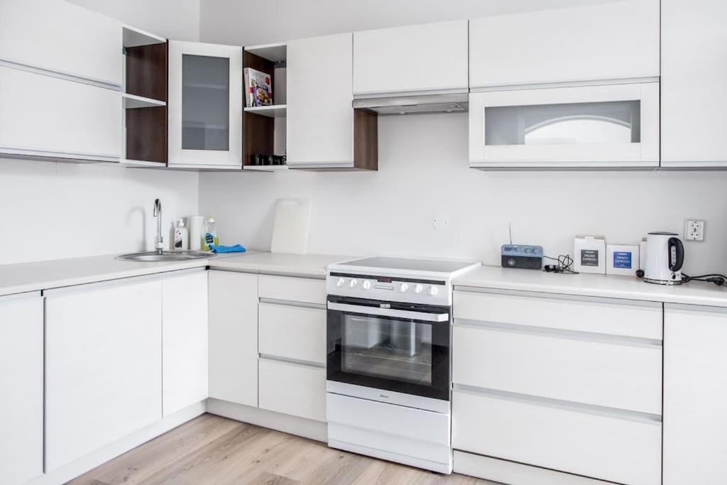 Free Parking Space, 2 Bed Room, Short Walk To Brosundet *