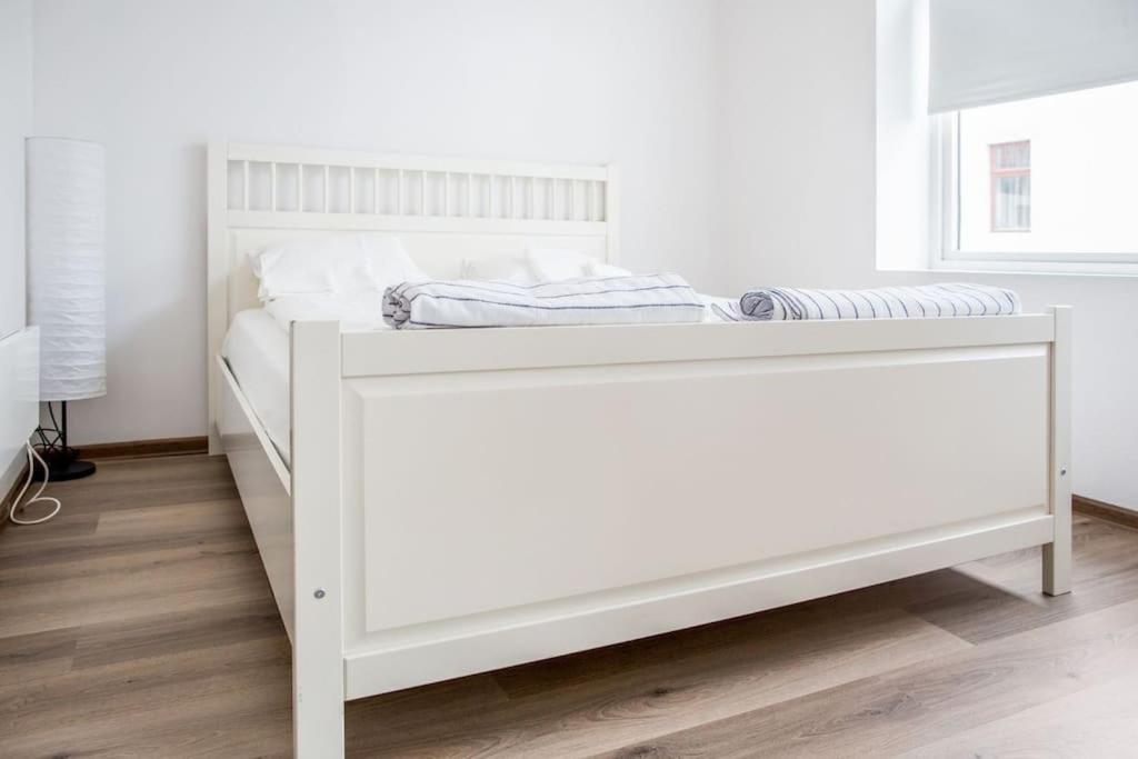 Free Parking Space, 2 Bed Room, Short Walk To Brosundet Apartment *