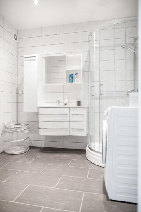 Free Parking Space, 2 Bed Room, Short Walk To Brosundet Appartement